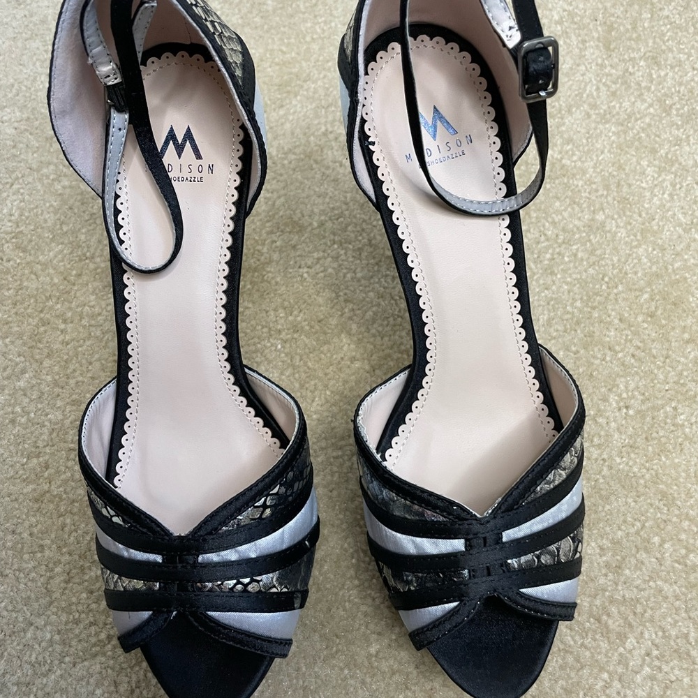 Cute brand new never worn 5 inch black heels size 8
